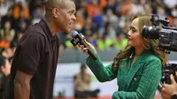 Pelatih Timnas Indonesia Patrick Kluivert Ketagihan Nonton Final IBL: Pamer Skill Lemparan 3 Poin, Dipeluk Lester Prosper